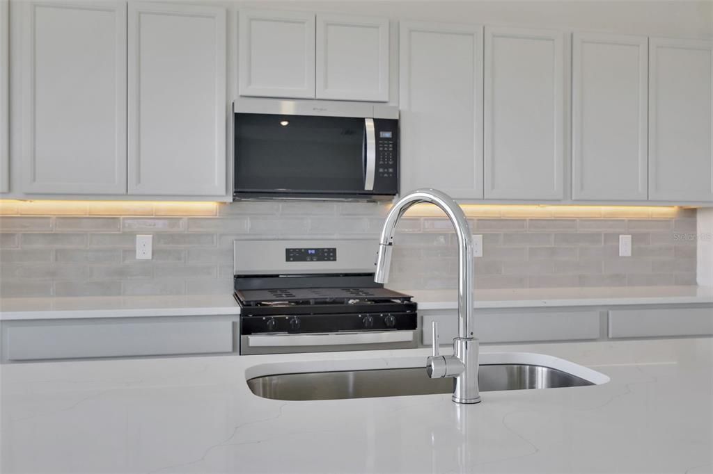 Active With Contract: $459,990 (3 beds, 2 baths, 2211 Square Feet)