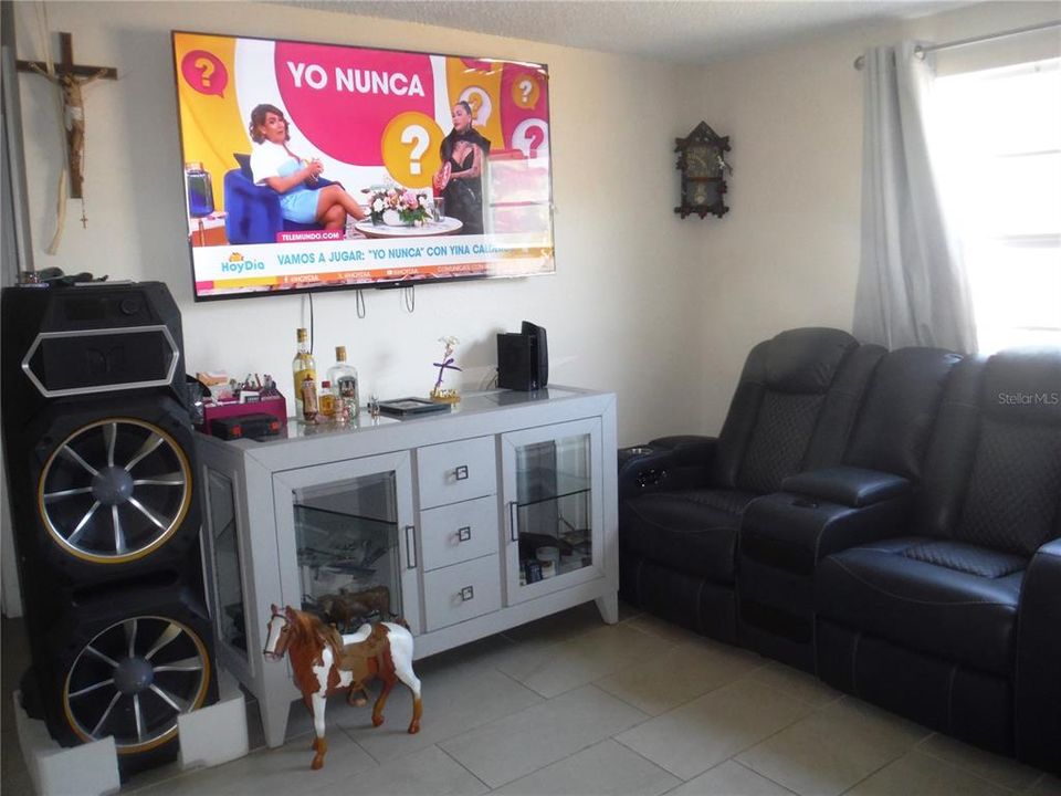 For Sale: $419,000 (5 beds, 0 baths, 1718 Square Feet)