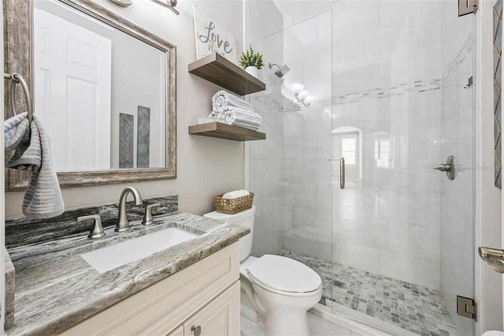 Activo con contrato: $825,000 (6 camas, 4 baños, 3583 Pies cuadrados)