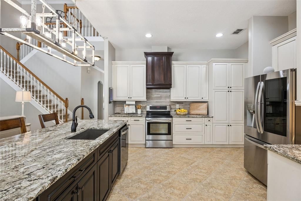 Activo con contrato: $825,000 (6 camas, 4 baños, 3583 Pies cuadrados)