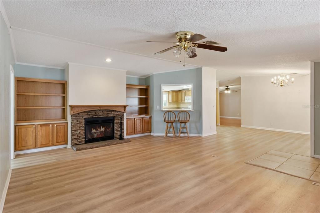 Activo con contrato: $259,900 (4 camas, 2 baños, 2280 Pies cuadrados)