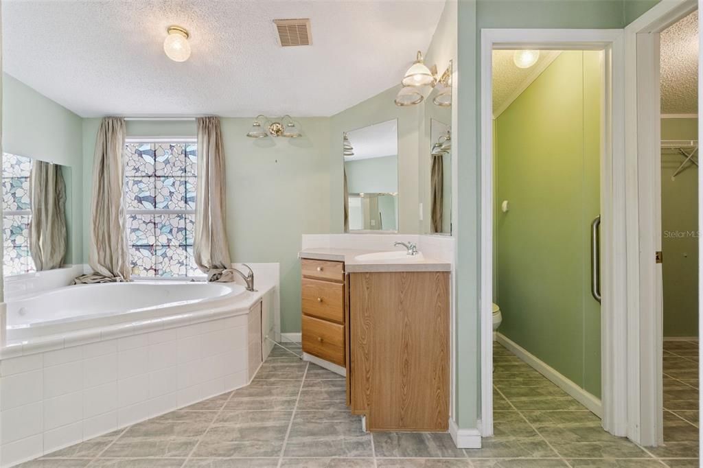 Activo con contrato: $259,900 (4 camas, 2 baños, 2280 Pies cuadrados)