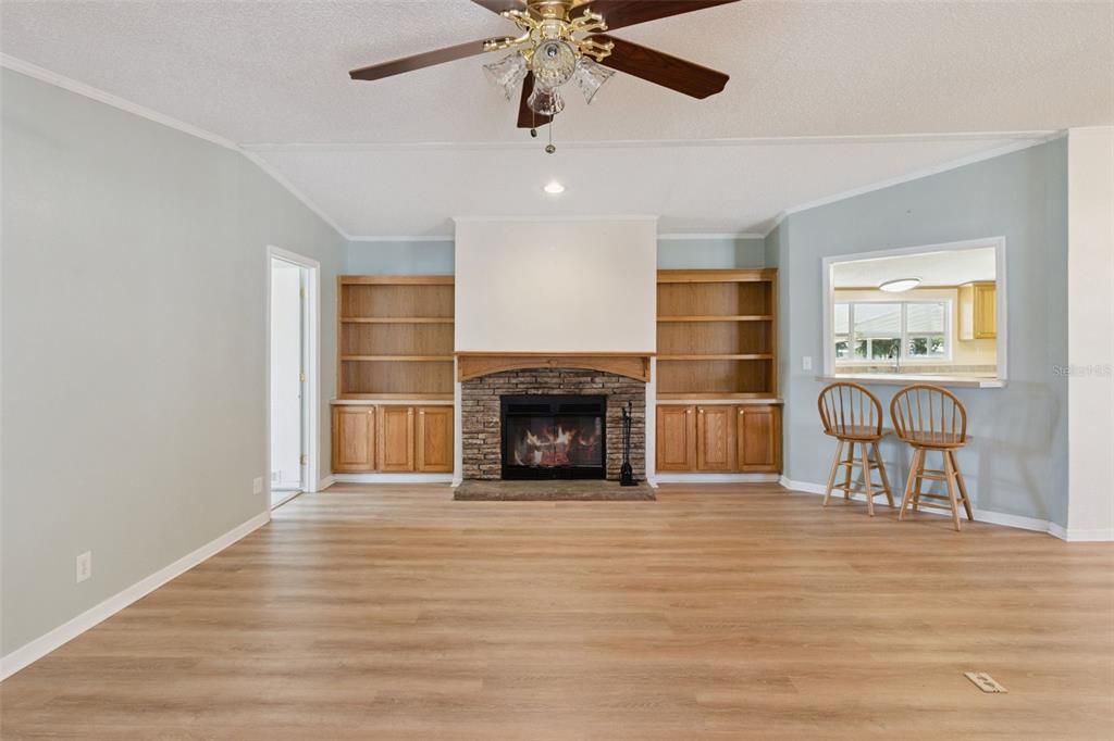Activo con contrato: $259,900 (4 camas, 2 baños, 2280 Pies cuadrados)