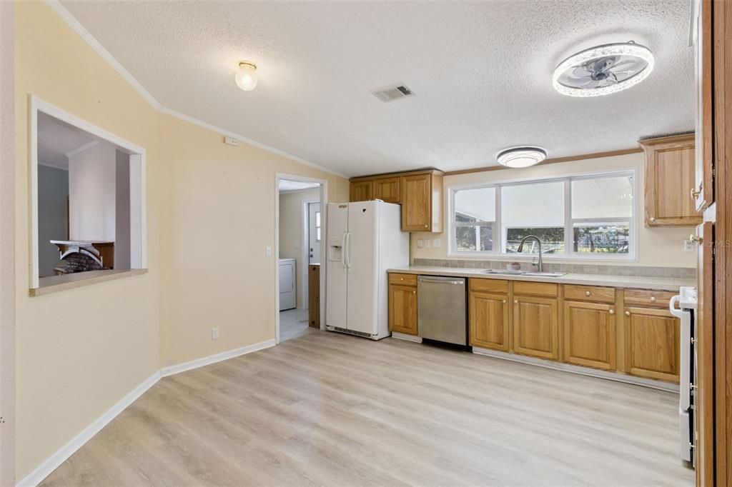 Activo con contrato: $259,900 (4 camas, 2 baños, 2280 Pies cuadrados)