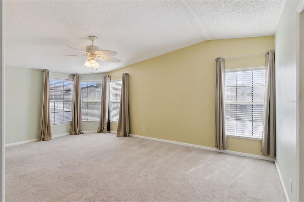 Activo con contrato: $259,900 (4 camas, 2 baños, 2280 Pies cuadrados)