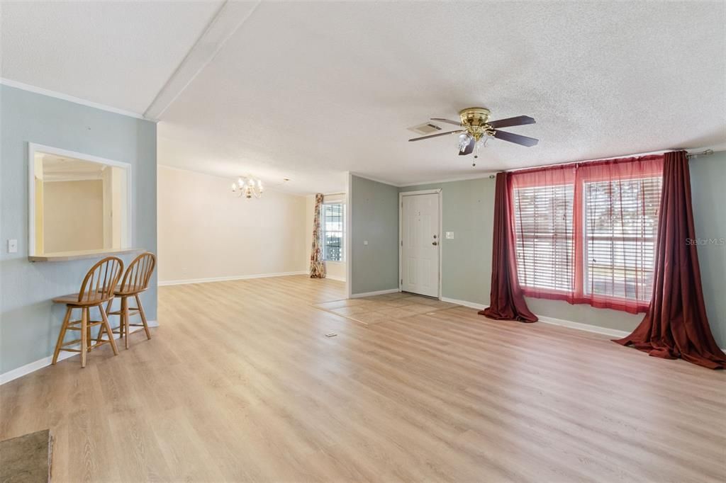 Activo con contrato: $259,900 (4 camas, 2 baños, 2280 Pies cuadrados)