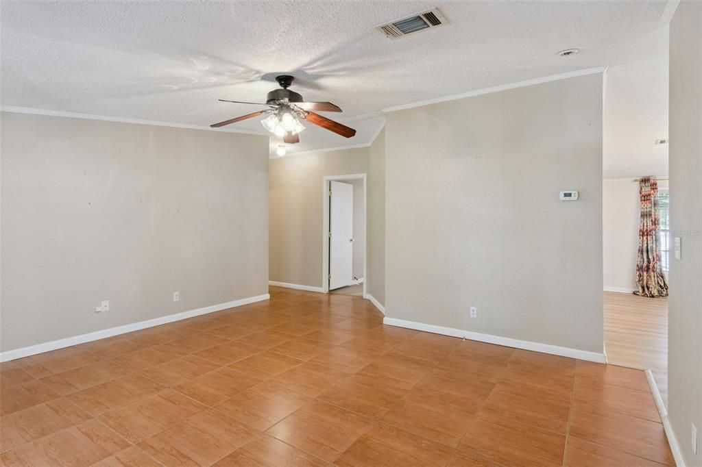 Activo con contrato: $259,900 (4 camas, 2 baños, 2280 Pies cuadrados)