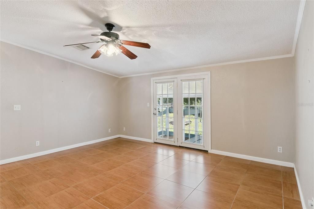 Activo con contrato: $259,900 (4 camas, 2 baños, 2280 Pies cuadrados)