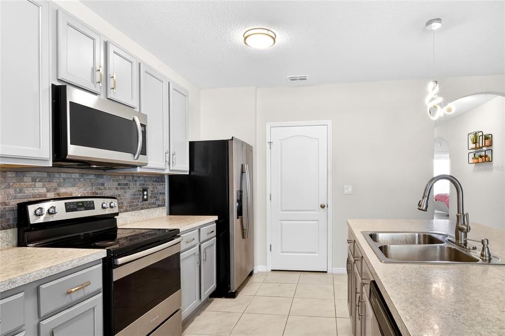 Active With Contract: $259,000 (3 beds, 2 baths, 1725 Square Feet)