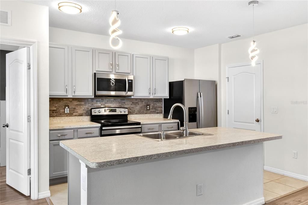 Active With Contract: $259,000 (3 beds, 2 baths, 1725 Square Feet)