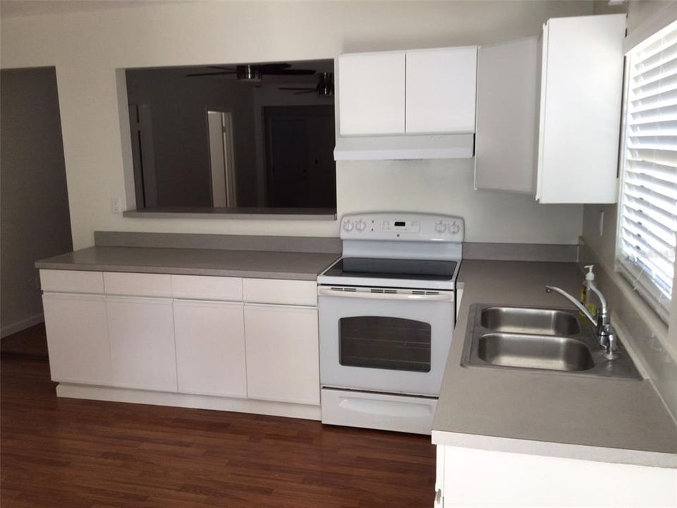 Под контрактом: $239,900 (2 спален, 1 ванн, 1063 Квадратных фут)