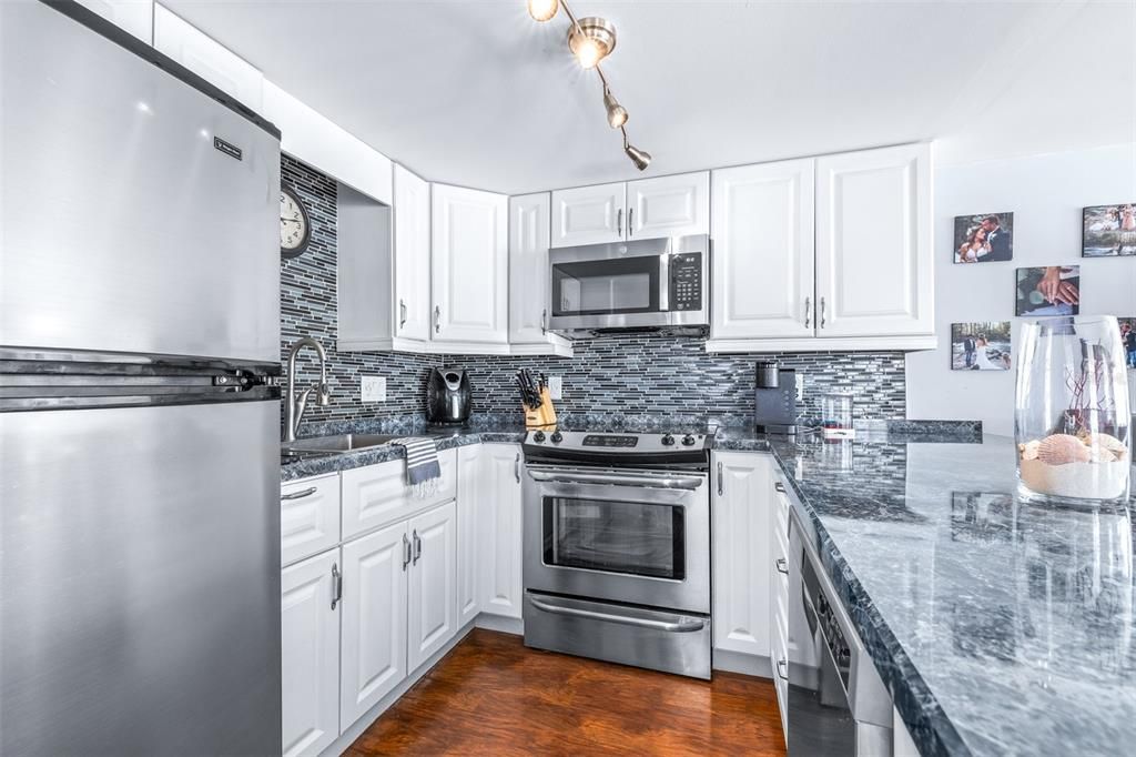 For Sale: $114,000 (2 beds, 2 baths, 960 Square Feet)
