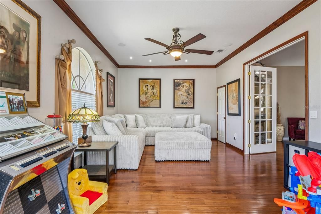 Activo con contrato: $675,000 (4 camas, 3 baños, 3008 Pies cuadrados)