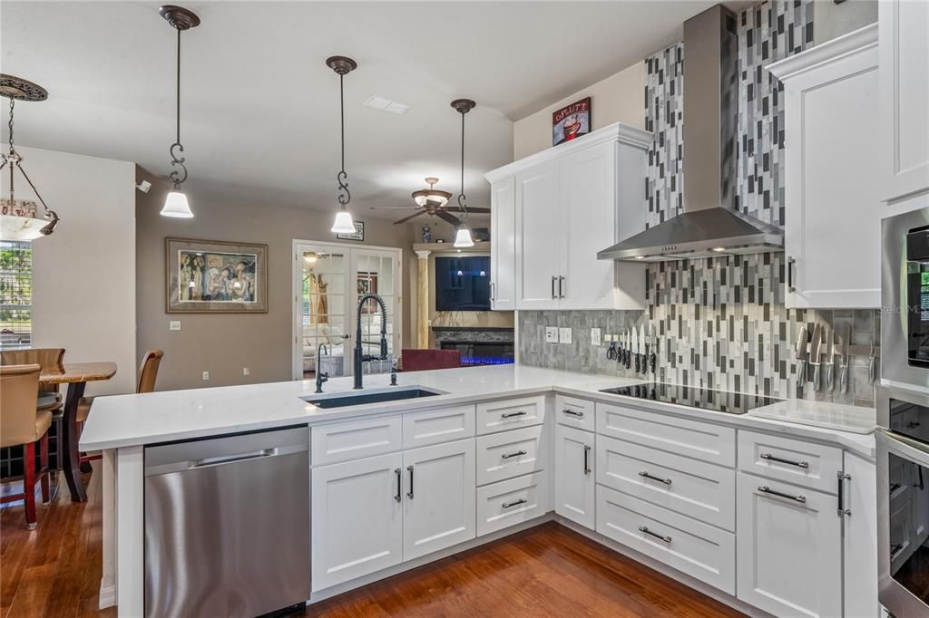 Activo con contrato: $675,000 (4 camas, 3 baños, 3008 Pies cuadrados)