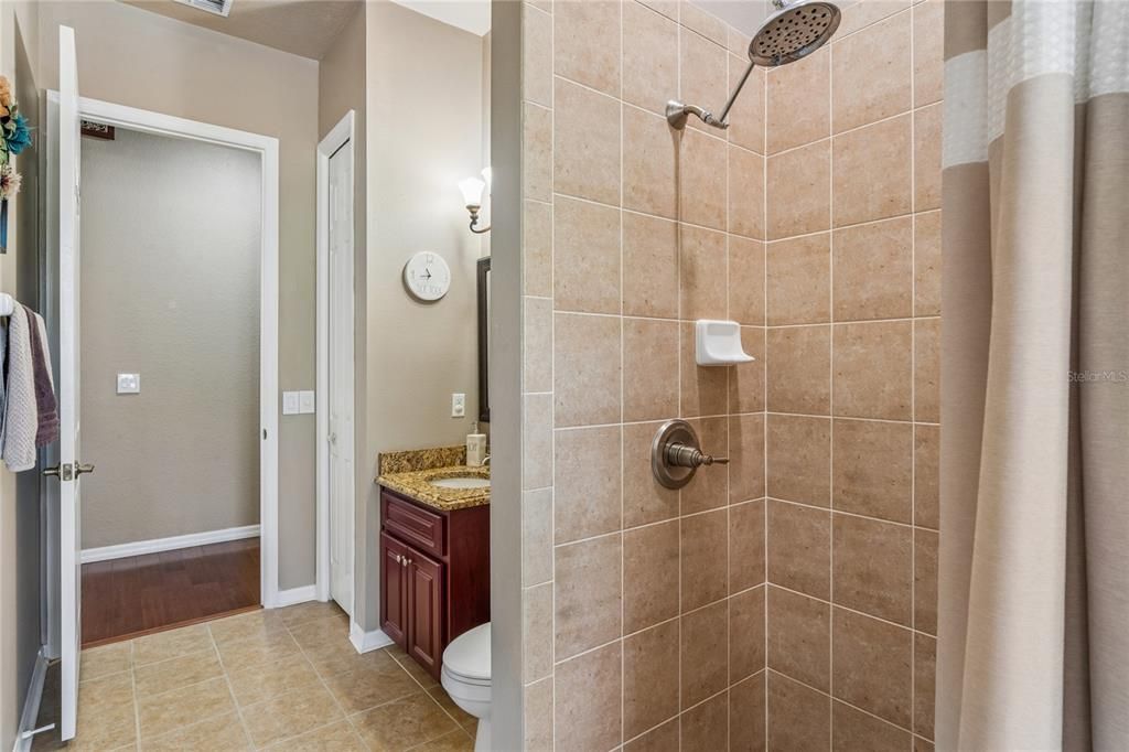 Activo con contrato: $675,000 (4 camas, 3 baños, 3008 Pies cuadrados)
