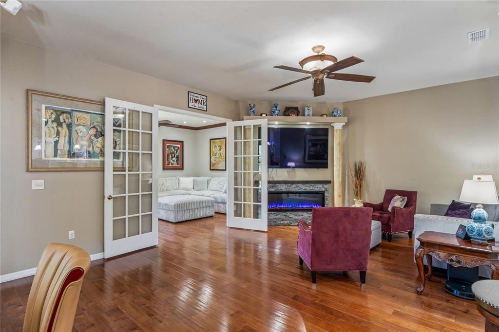 Activo con contrato: $675,000 (4 camas, 3 baños, 3008 Pies cuadrados)