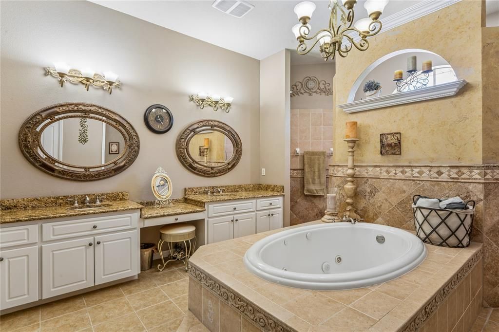 Activo con contrato: $675,000 (4 camas, 3 baños, 3008 Pies cuadrados)