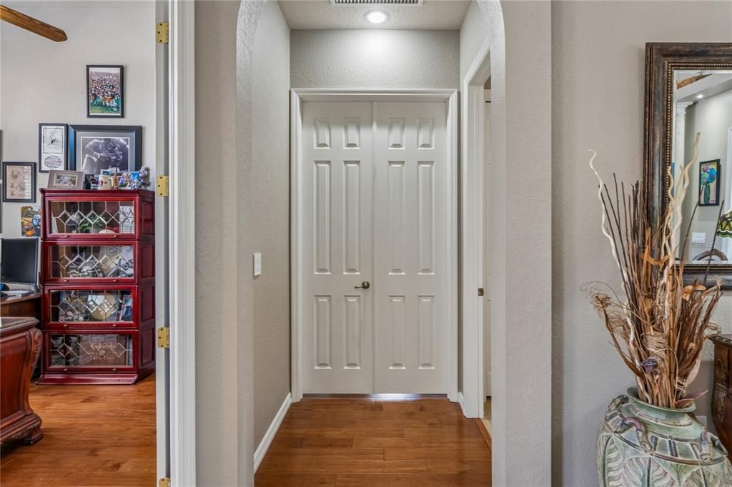 Activo con contrato: $675,000 (4 camas, 3 baños, 3008 Pies cuadrados)