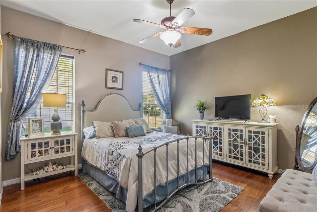 Activo con contrato: $675,000 (4 camas, 3 baños, 3008 Pies cuadrados)