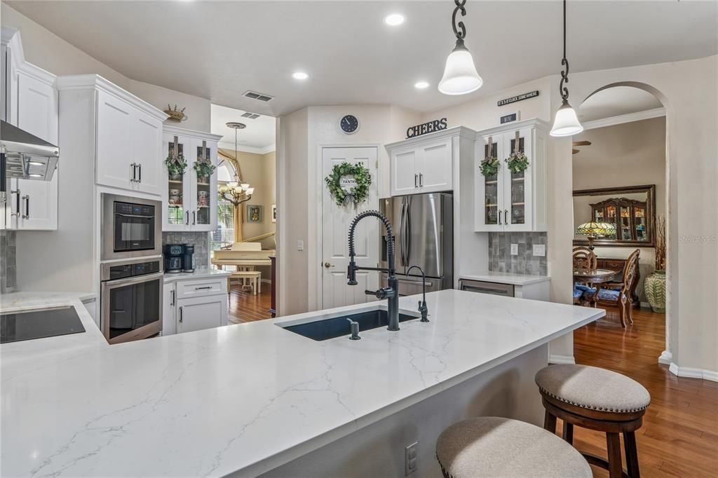 Activo con contrato: $675,000 (4 camas, 3 baños, 3008 Pies cuadrados)