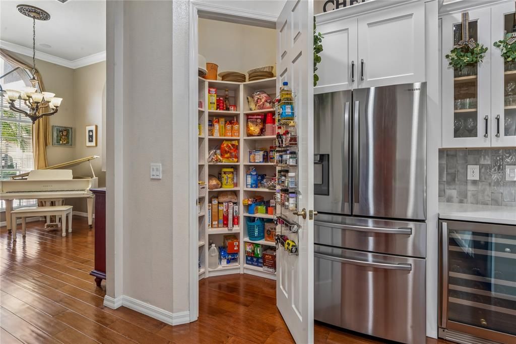 Activo con contrato: $675,000 (4 camas, 3 baños, 3008 Pies cuadrados)