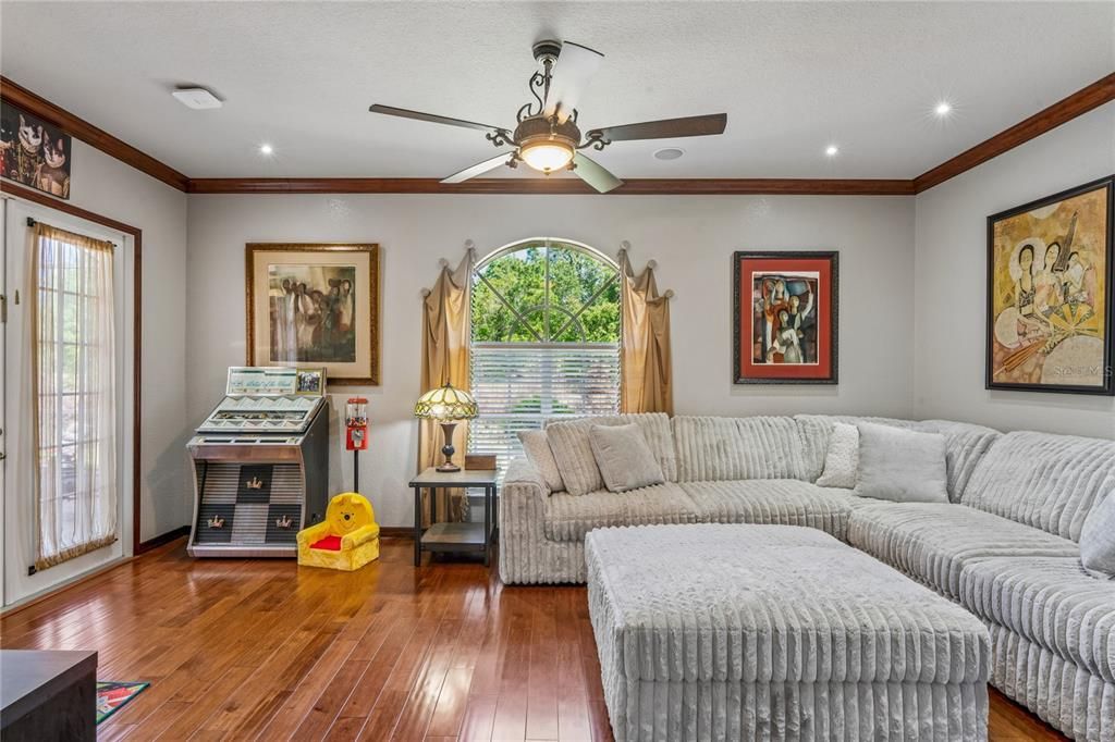 Activo con contrato: $675,000 (4 camas, 3 baños, 3008 Pies cuadrados)
