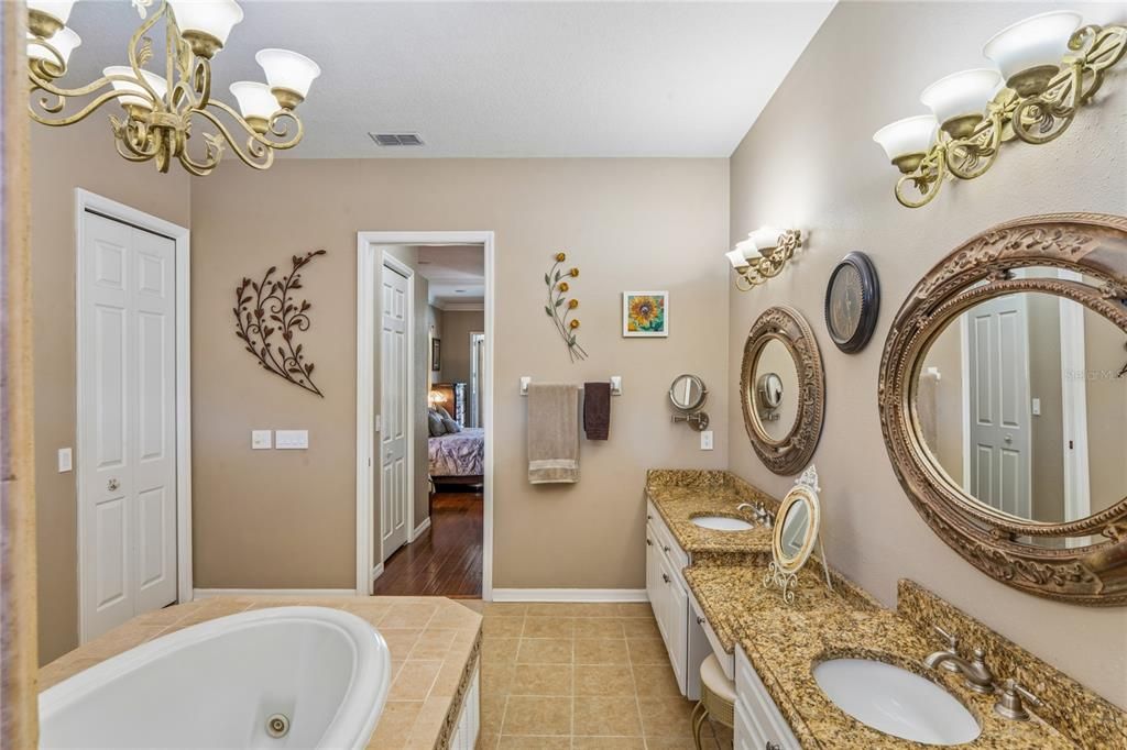 Activo con contrato: $675,000 (4 camas, 3 baños, 3008 Pies cuadrados)