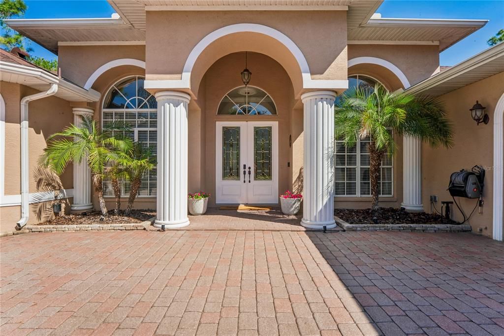 Activo con contrato: $675,000 (4 camas, 3 baños, 3008 Pies cuadrados)