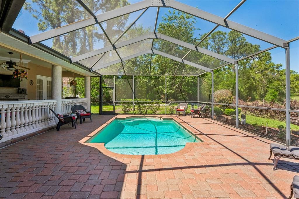 Activo con contrato: $675,000 (4 camas, 3 baños, 3008 Pies cuadrados)