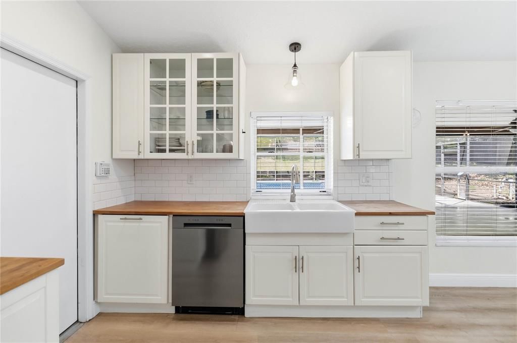 For Sale: $579,900 (4 beds, 2 baths, 1914 Square Feet)