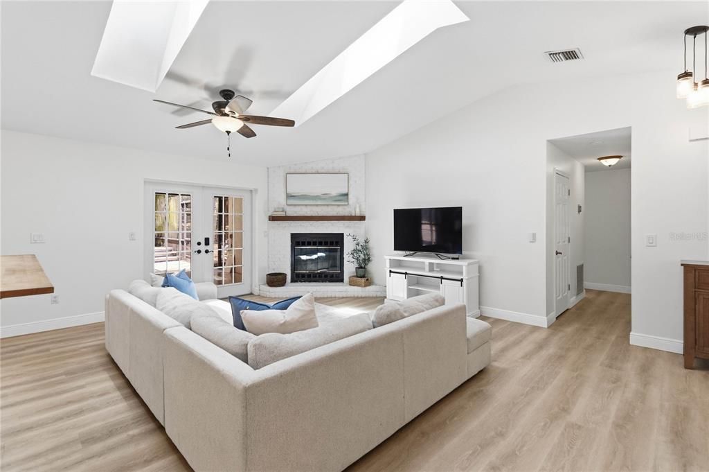 For Sale: $579,900 (4 beds, 2 baths, 1914 Square Feet)