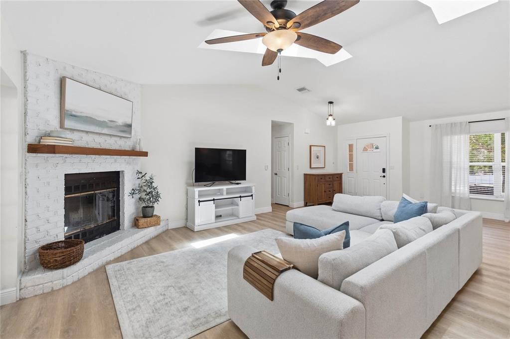 For Sale: $579,900 (4 beds, 2 baths, 1914 Square Feet)