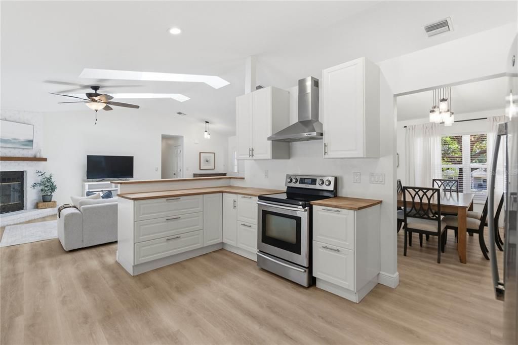 For Sale: $579,900 (4 beds, 2 baths, 1914 Square Feet)