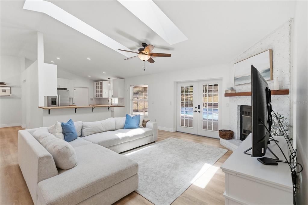 For Sale: $579,900 (4 beds, 2 baths, 1914 Square Feet)