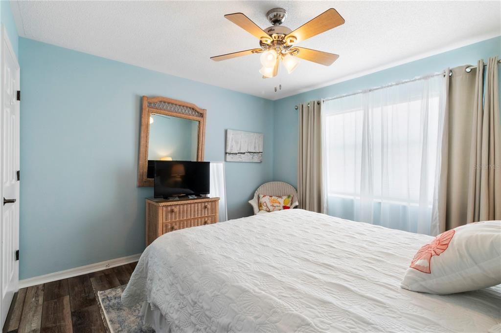 Active With Contract: $1,695 (2 beds, 2 baths, 1099 Square Feet)