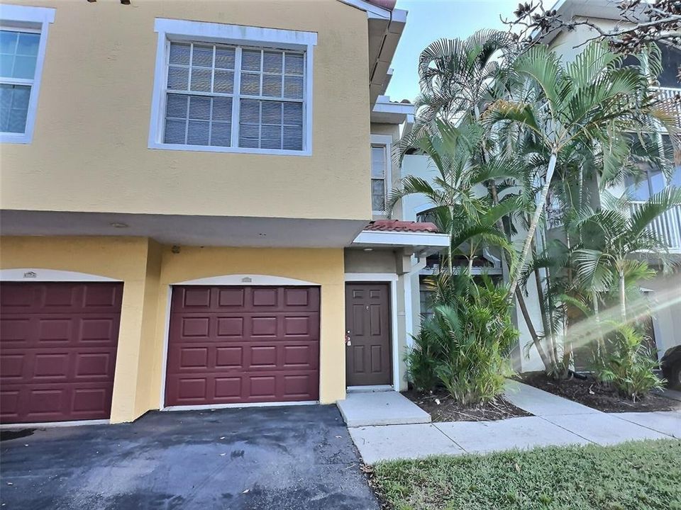 For Sale: $200,000 (2 beds, 2 baths, 1298 Square Feet)