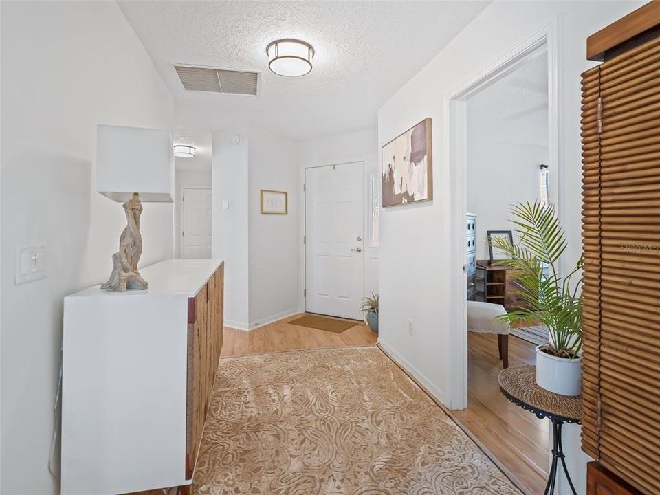 Под контрактом: $475,000 (3 спален, 2 ванн, 1883 Квадратных фут)