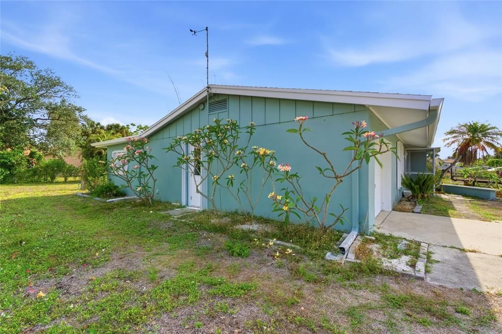 Active With Contract: $214,900 (2 beds, 2 baths, 1048 Square Feet)