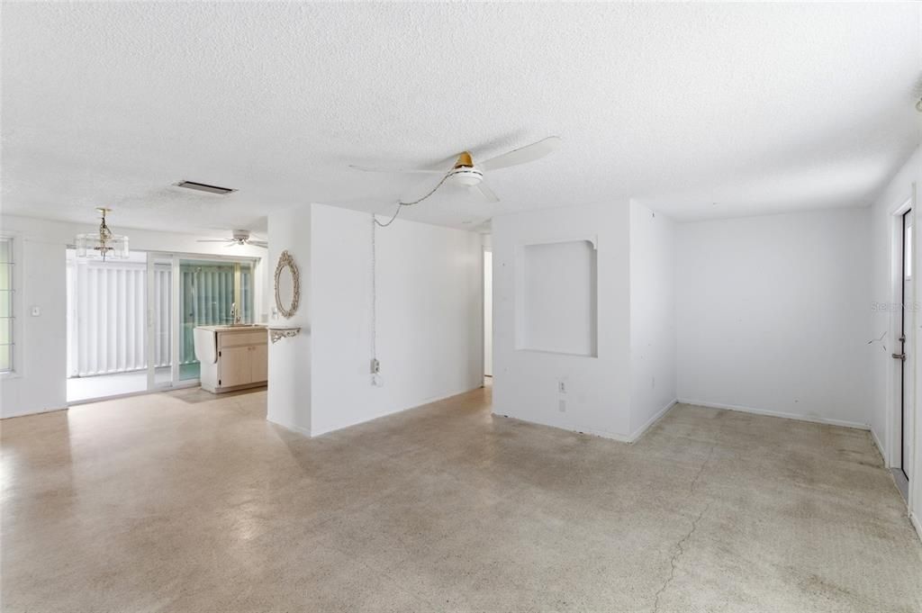Active With Contract: $214,900 (2 beds, 2 baths, 1048 Square Feet)
