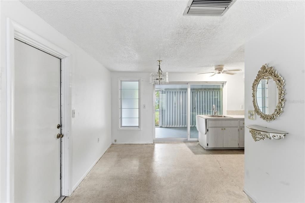 Active With Contract: $214,900 (2 beds, 2 baths, 1048 Square Feet)