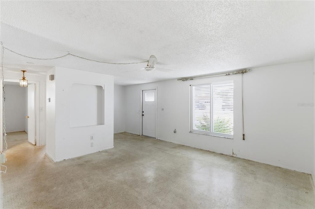 Active With Contract: $214,900 (2 beds, 2 baths, 1048 Square Feet)
