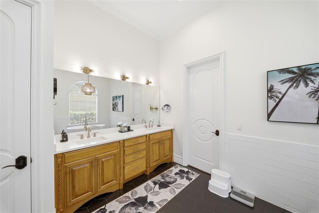 For Sale: $1,750,000 (5 beds, 5 baths, 4615 Square Feet)