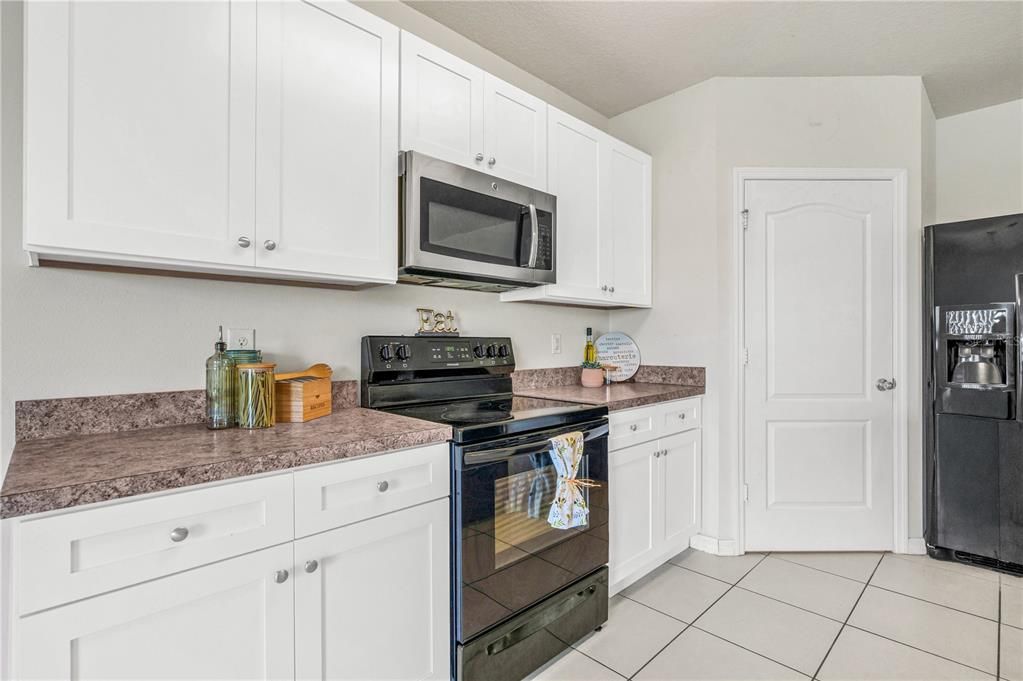 For Sale: $450,000 (5 beds, 3 baths, 2674 Square Feet)