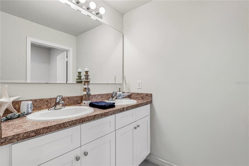 For Sale: $450,000 (5 beds, 3 baths, 2674 Square Feet)