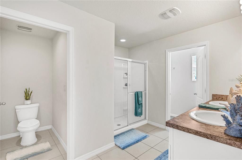 For Sale: $450,000 (5 beds, 3 baths, 2674 Square Feet)