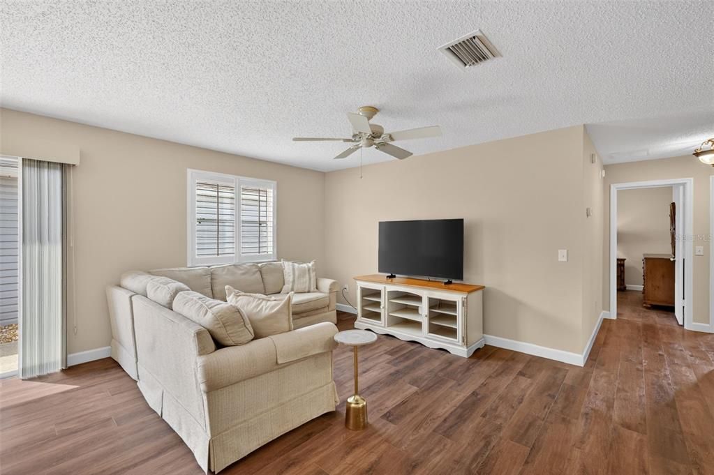 Activo con contrato: $299,900 (2 camas, 2 baños, 1156 Pies cuadrados)