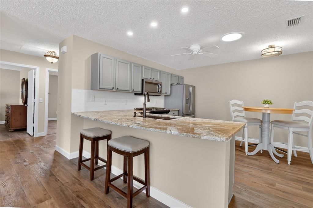 Activo con contrato: $299,900 (2 camas, 2 baños, 1156 Pies cuadrados)