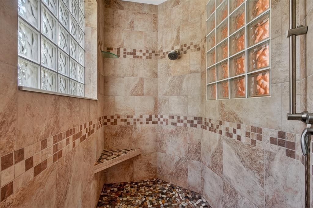 En Venta: $821,000 (4 camas, 3 baños, 3220 Pies cuadrados)