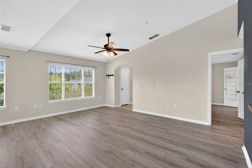 For Sale: $195,000 (2 beds, 2 baths, 1244 Square Feet)