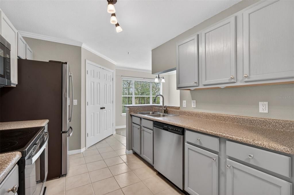 For Sale: $195,000 (2 beds, 2 baths, 1244 Square Feet)